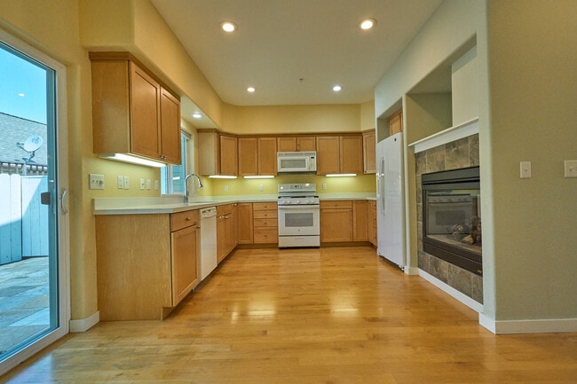 Kitchen w/fireplace - 973 B St