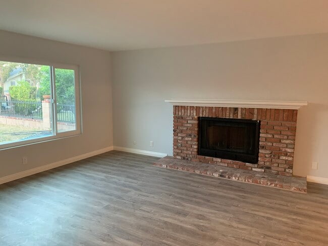 Living room - 15344 Leadwell St