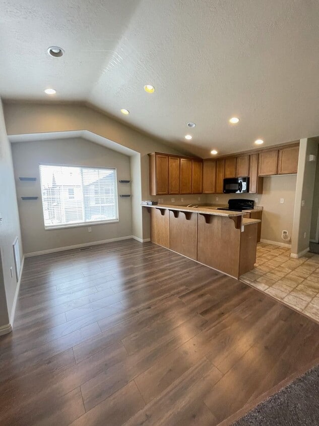Primary Photo - Pet Friendly Condo! 2 Bed 1 Bath for Rent ...