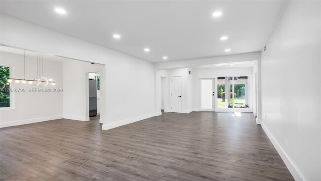 Building Photo - 1500 NE 13th Pl