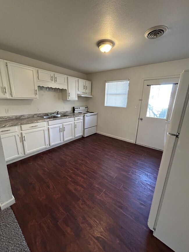 Foto del edificio - 1301 E 9th St