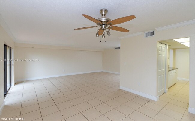 Building Photo - 10405 N Kendall Dr
