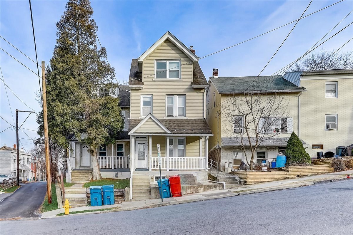 Primary Photo - Off-Campus Student Housing Available June ...