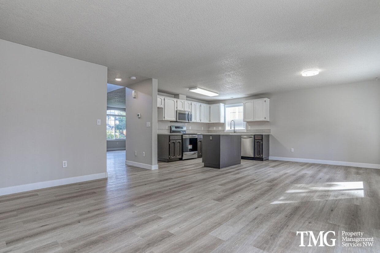 4 Bed 2.5 Bath Home Near Parks, Shopping, and Dining. Main Level Primary Suite! - 4 Bed 2.5 Bath Home Near Parks, Shopping, and Dining. Main Level Primary Suite!