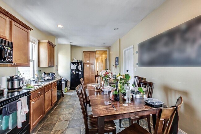 Foto del edificio - 9/1 No Fee!  Mission Hill 5BR/2BA w/EIK, laundry, balcony!