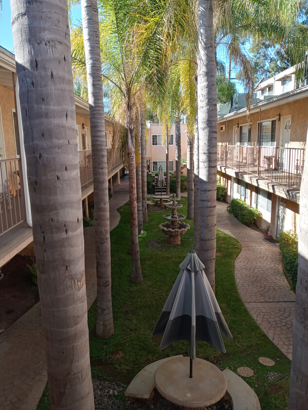 BEAUTIFUL COURTYARD - 4616 Cahuenga Blvd