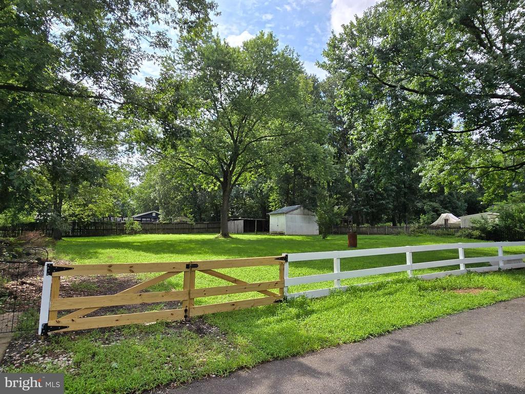 Building Photo - 8513 Thomas Dr
