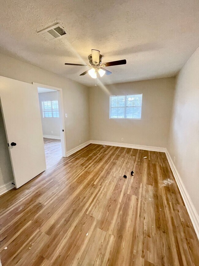 Foto del edificio - 1 Bedroom/1 Bath Duplex Unit Available for Rent in Brandon!