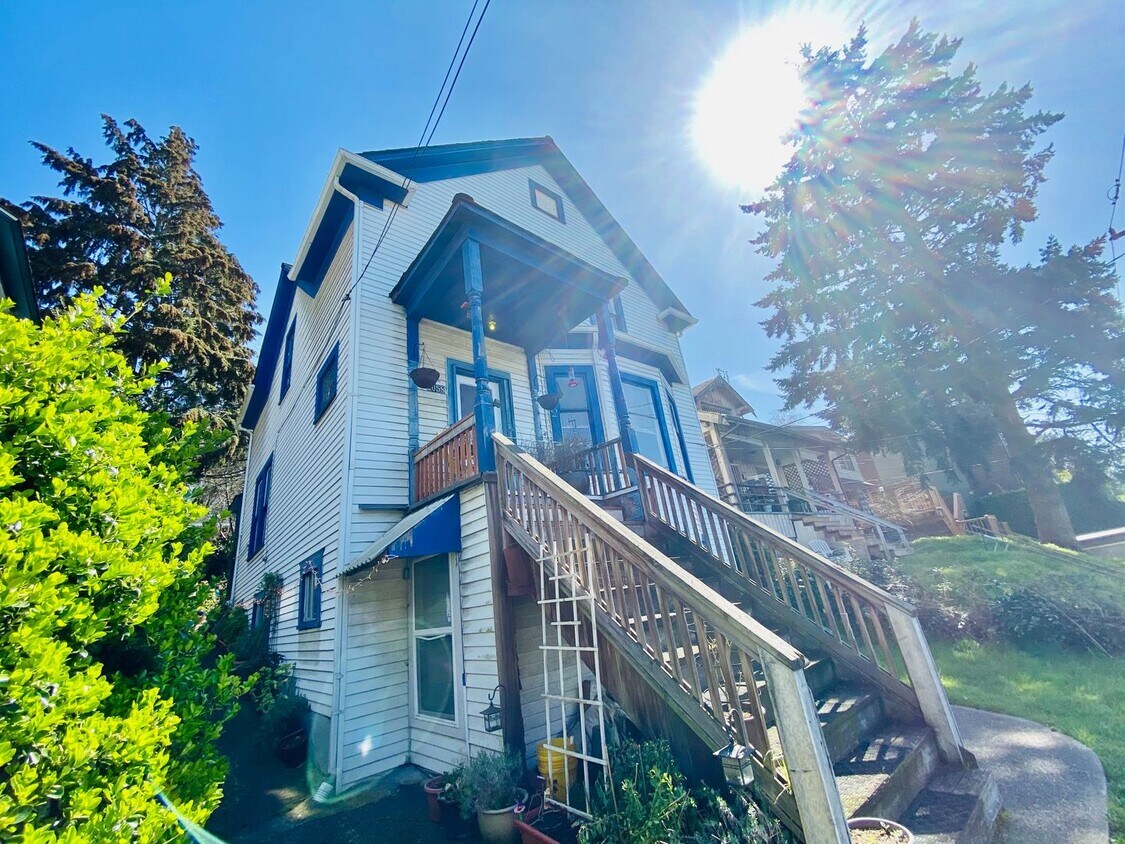 Foto principal - 2058 14th Ave W