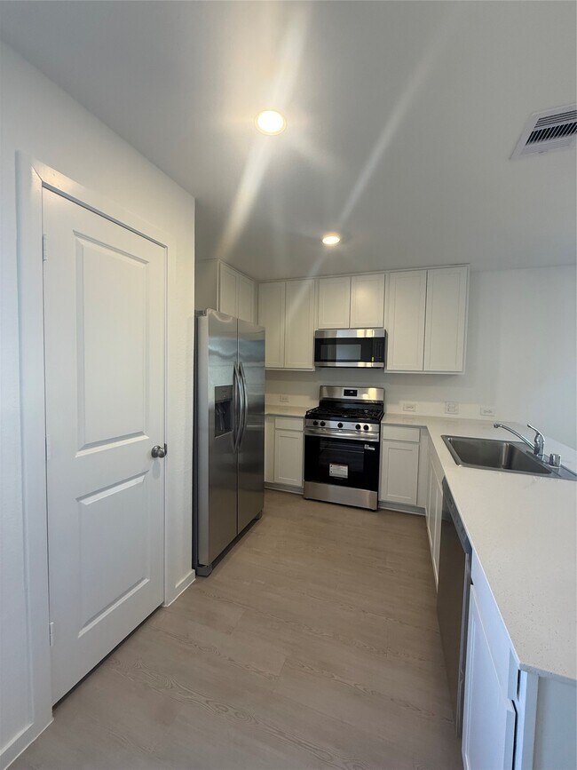 Foto del edificio - 1606 Gardenia Grv Ln