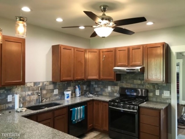 Building Photo - 3 br, 2 bath House - 1103 Echo Lake Drive