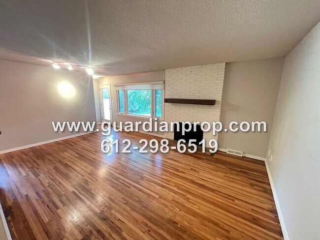 Building Photo - Mendota Heights Rambler Available Septembe...