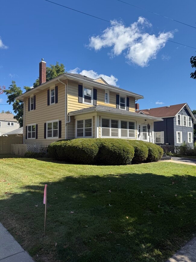 Building Photo - 527 Peyton St