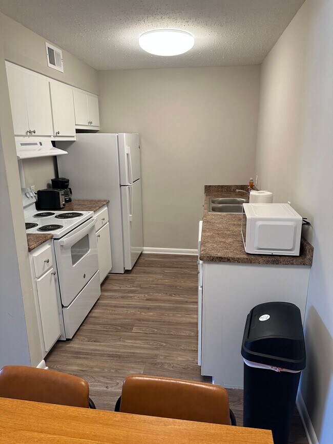 Foto del edificio - 433 Meadowlark Dr