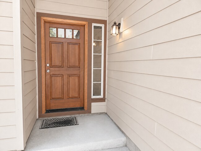 Foto del edificio - Spacious 3BR Home with Private Yard Near Alpenglow Park