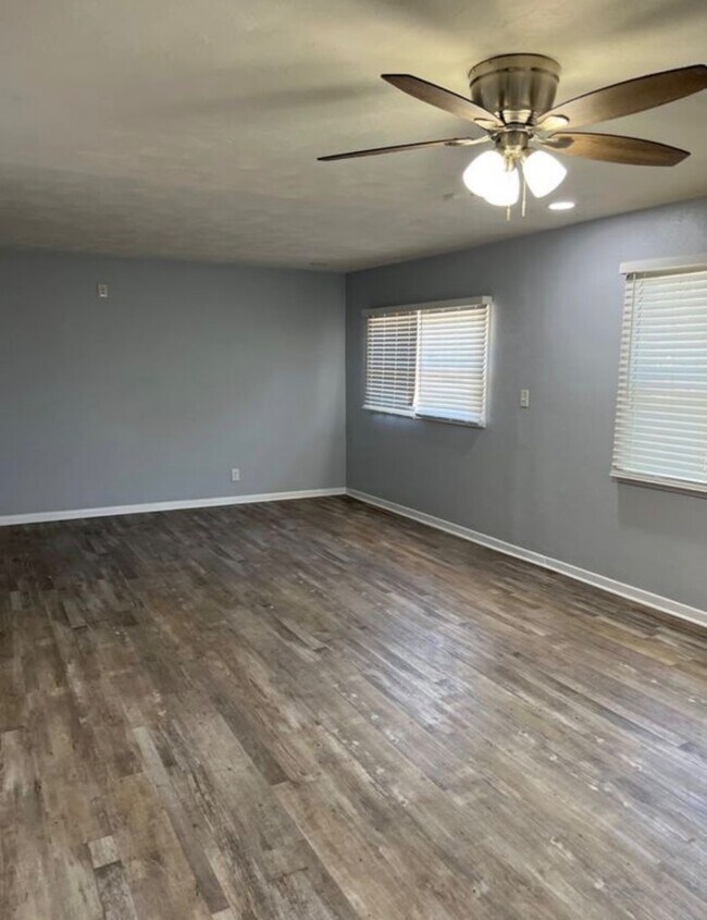 Foto del edificio - 1520 E 2nd St