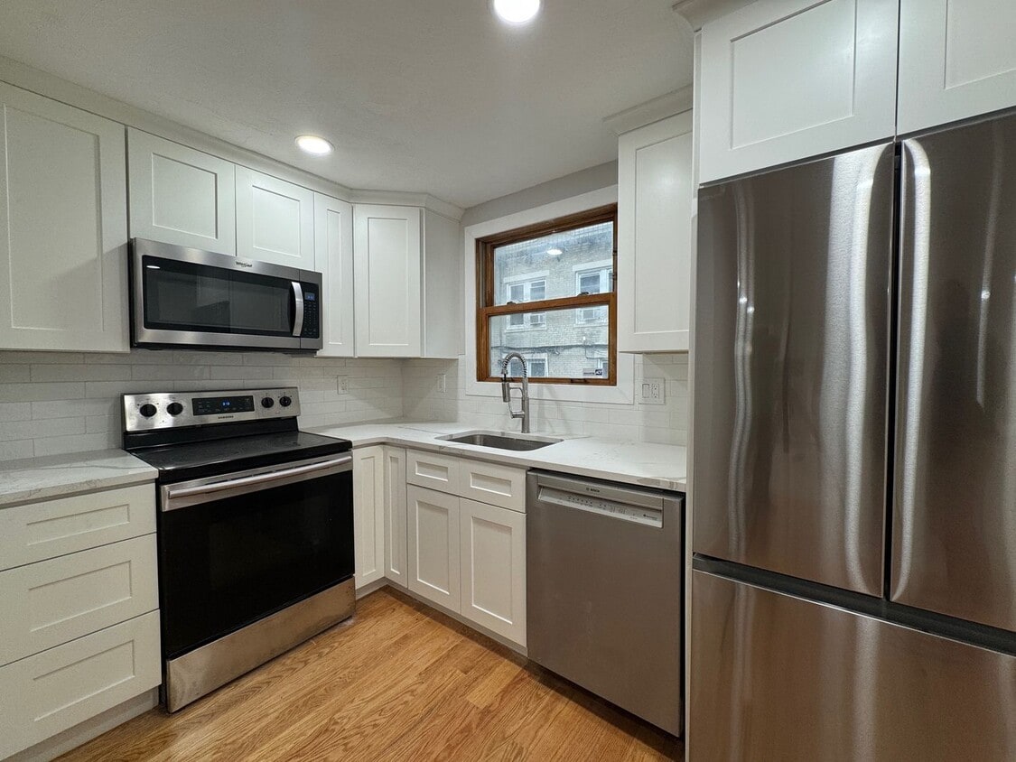 WOW!!! NEWLY-RENOVATED, HUGE APARTMENT W/... - WOW!!!  NEWLY-RENOVATED, HUGE APARTMENT W/...