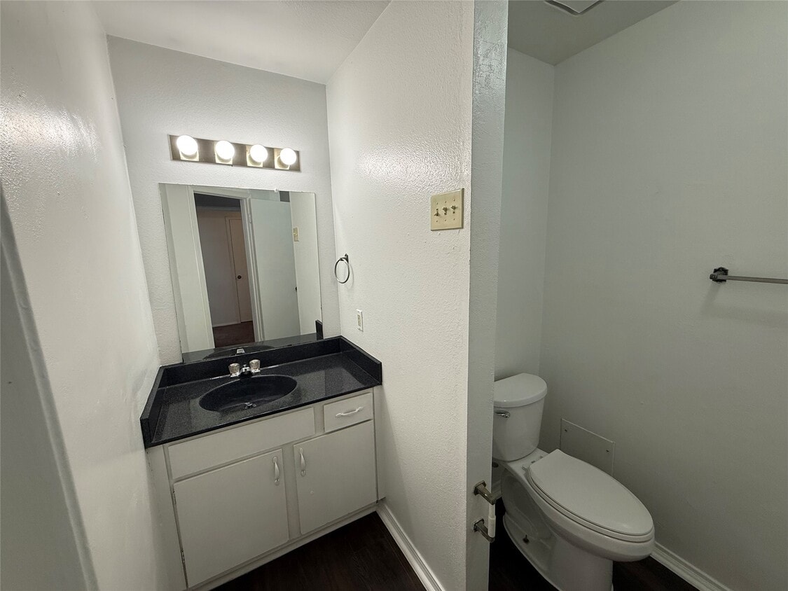 Building Photo - 8050 Sands Point Dr