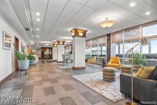 Foto del edificio - 8900 E Jefferson
