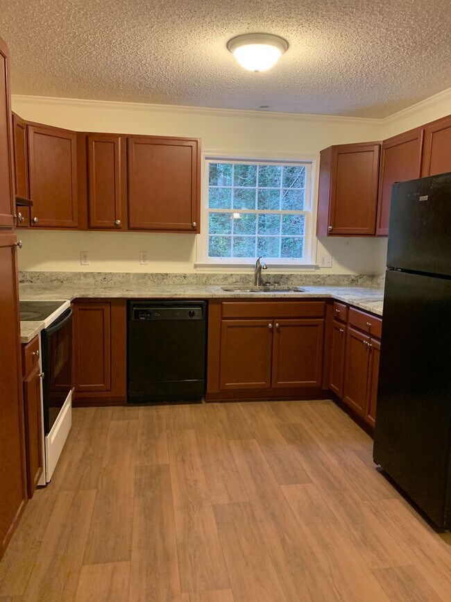 Building Photo - 4 BR 3 BATH IN CEDAR CREEK! AVAILABLE MID ...