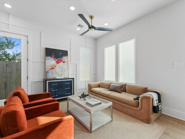 Foto del edificio - 5317 Teodoro Ln