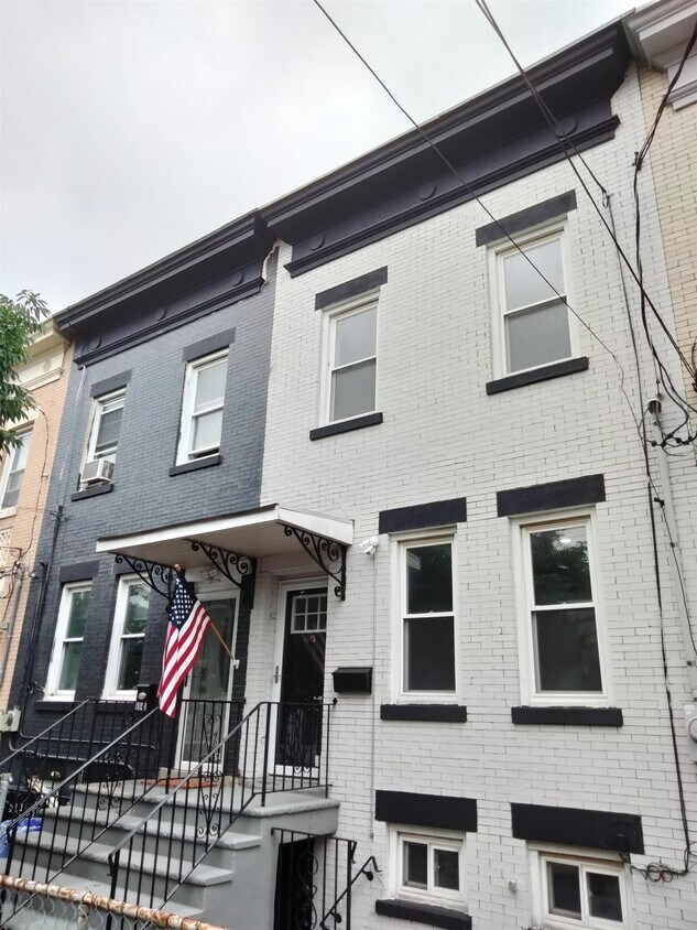Primary Photo - 6045 Palisade Ave