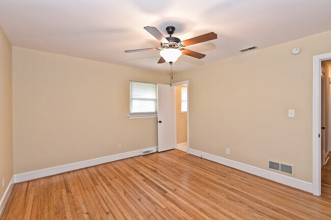 Building Photo - 725 Stanfield Dr