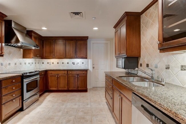 Building Photo - 914 Main St