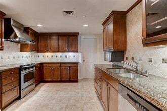 Building Photo - 914 Main St