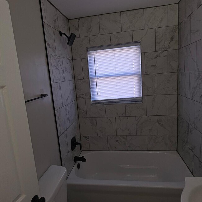 Foto del edificio - 705 S J St