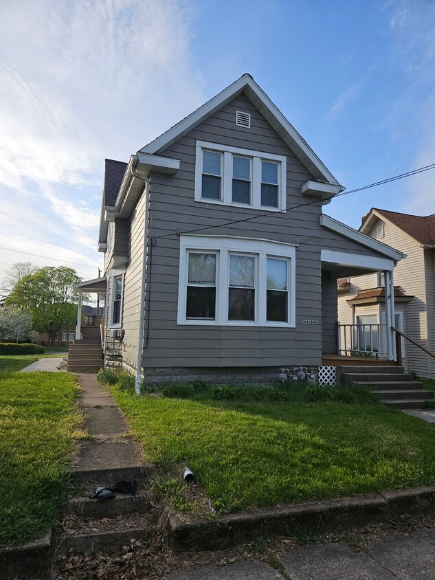Primary Photo - 1446 Main St