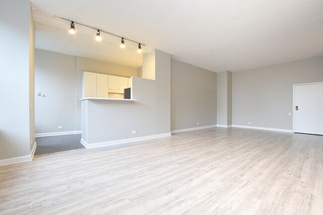 Building Photo - 600 S Dearborn St