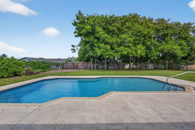 Building Photo - 316 La Mancha Ave