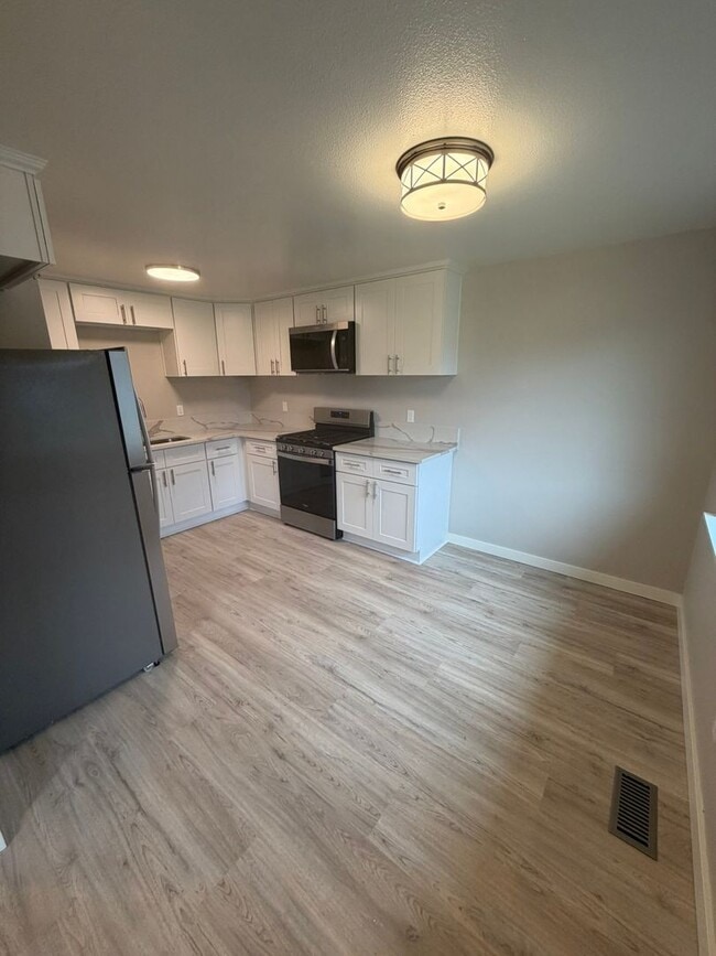 Building Photo - Newly Remodeled Large 2 Bedroom!