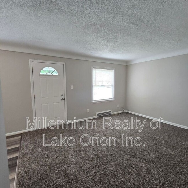 Building Photo - 18715 Roscommon St