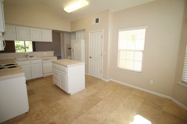 Building Photo - 10793 N Tea Party Ln