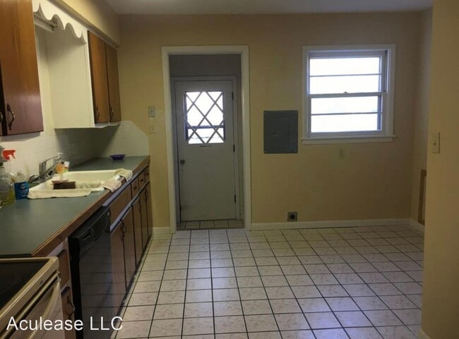 Building Photo - 3 br, 1 bath House - 1606 E 8th