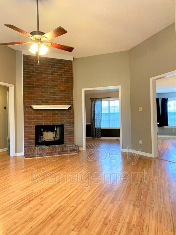 Foto del edificio - 3198 Shadow Green Ln