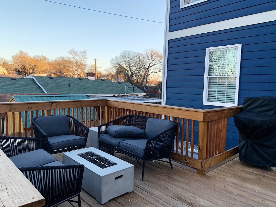 Backyard / Deck 2 - 1704 Pecan St