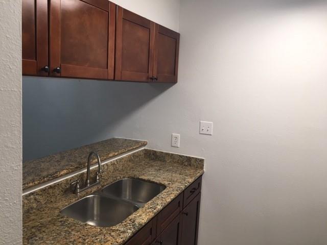 Foto del edificio - 7114 N Holiday Dr