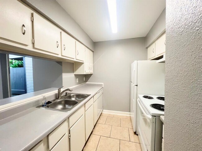 Foto del edificio - 7200 Clarewood Dr