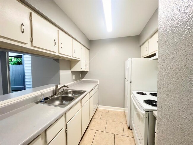 Building Photo - 7200 Clarewood Dr