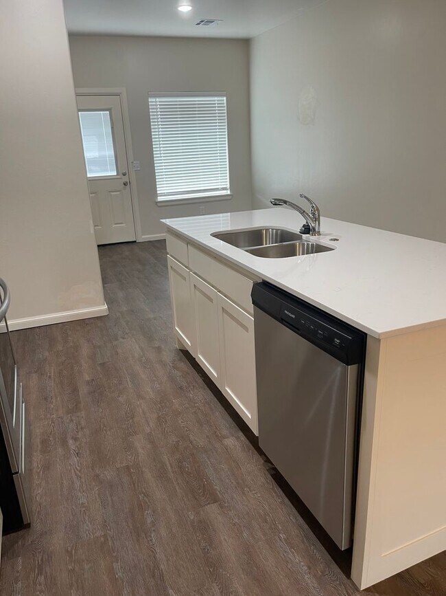 Foto del edificio - 3 bedroom 2 bath duplex in Newcastle