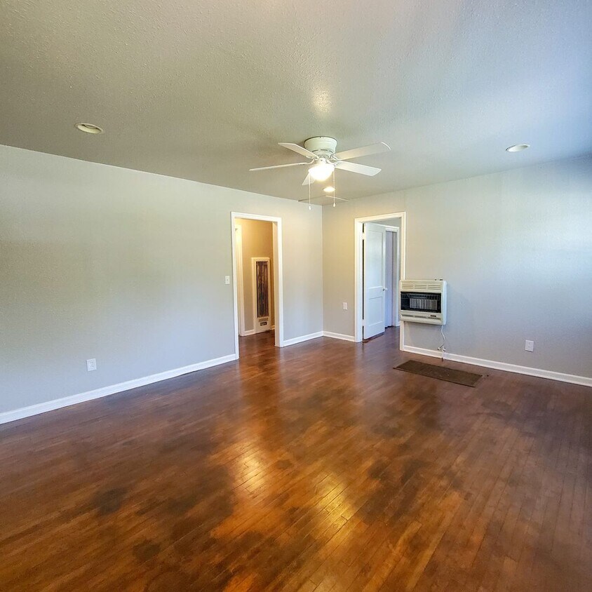 1028 W Wood St, Shawnee, OK 74801 House Rental in Shawnee, OK