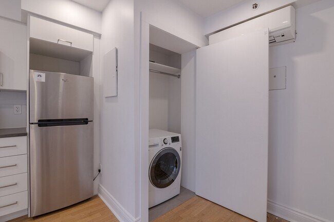 Building Photo - 25 Av des Pins O