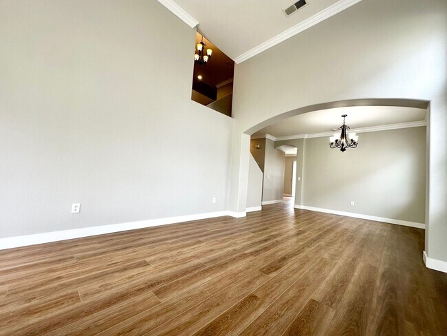 Foto del edificio - Beautiful 5 Bedroom 2 !/2 Bath two story h...