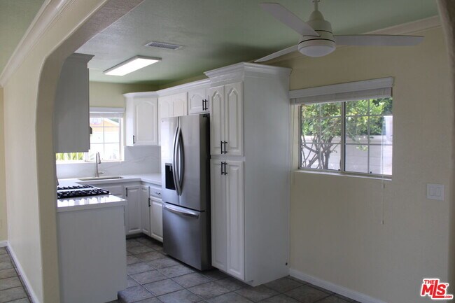 Foto del edificio - 305 S Workman St