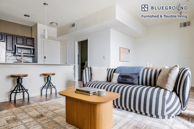 Building Photo - 11601 Century Oaks Terrace