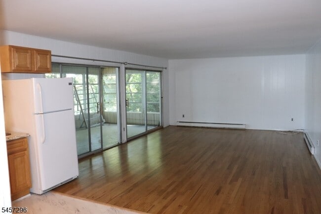 Building Photo - 370 Lake Shore S