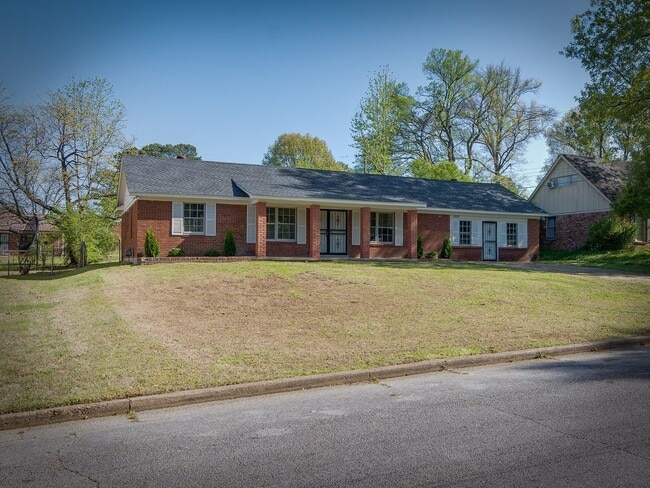 Building Photo - Renovated Home in a Quiet Neighborhood